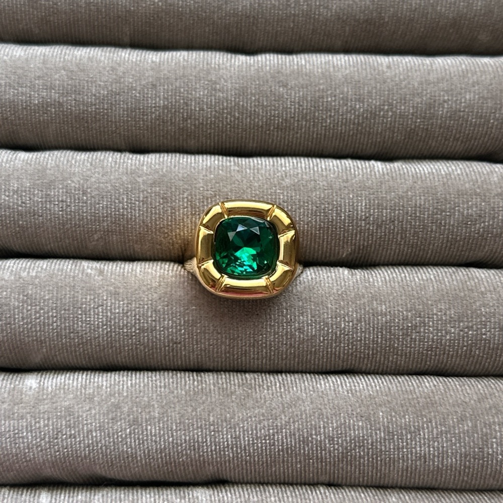 Gold ring withGreen Cushion-Cut Stone - Women's Jewelry